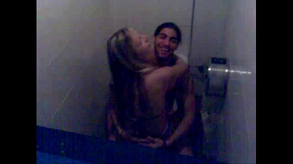 Apanhados a foder  no WC de uma discoteca